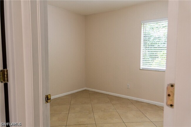 Building Photo - 4627 Bayshore Dr
