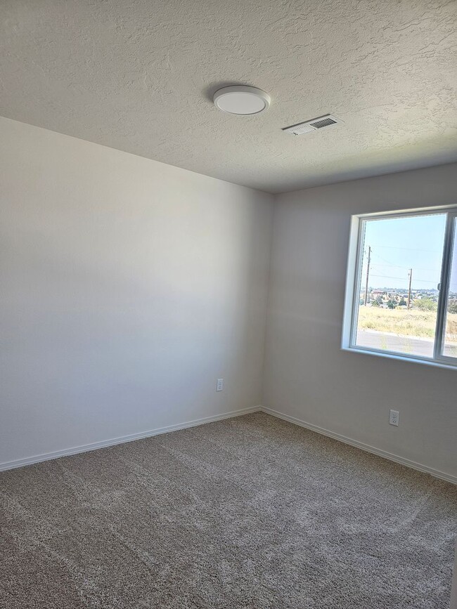 Building Photo - Open House Fri. 7/31, 11am-1pm and 4pm-6pm