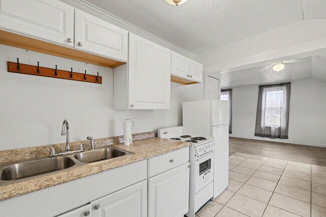 Building Photo - 8009 E Bristol Rd