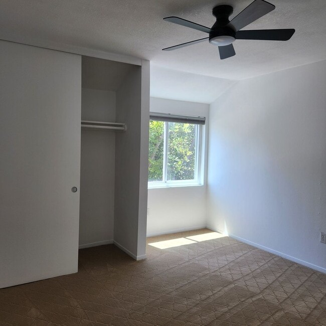 Building Photo - Tierrasanta 4 bedroom 2.5 bath townhouse w...