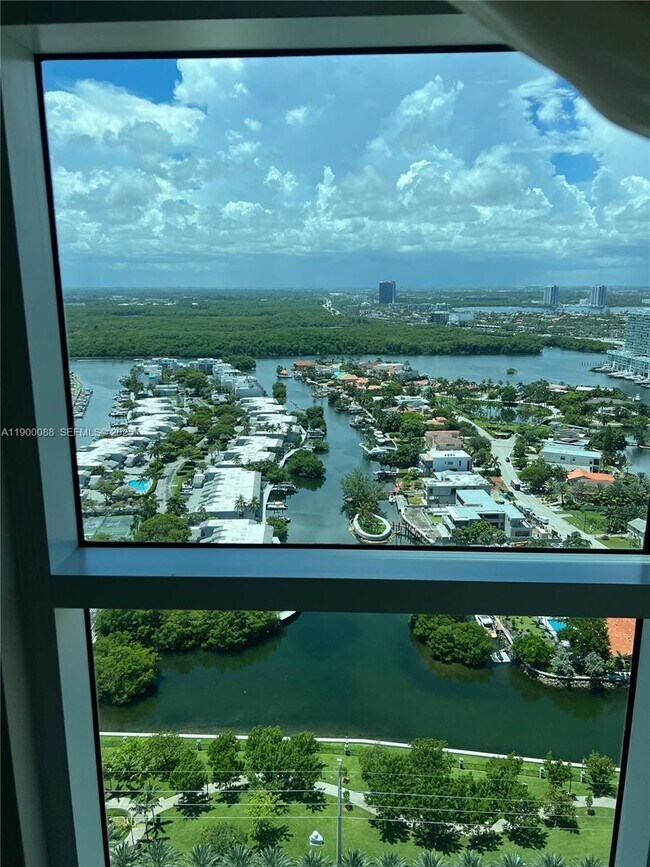 Building Photo - 16051 Collins Ave