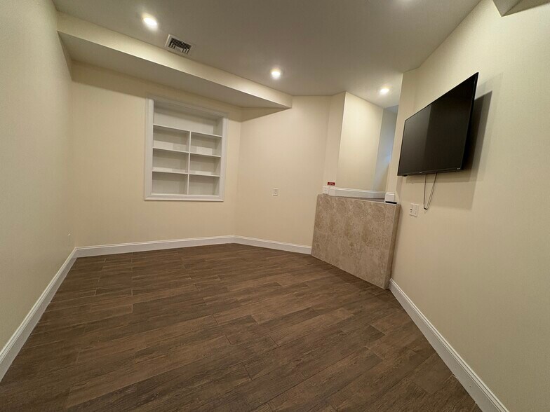 Building Photo - 1614 Beacon St