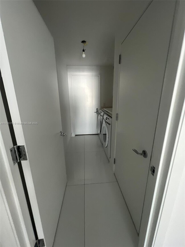 Building Photo - 17121 Collins Ave