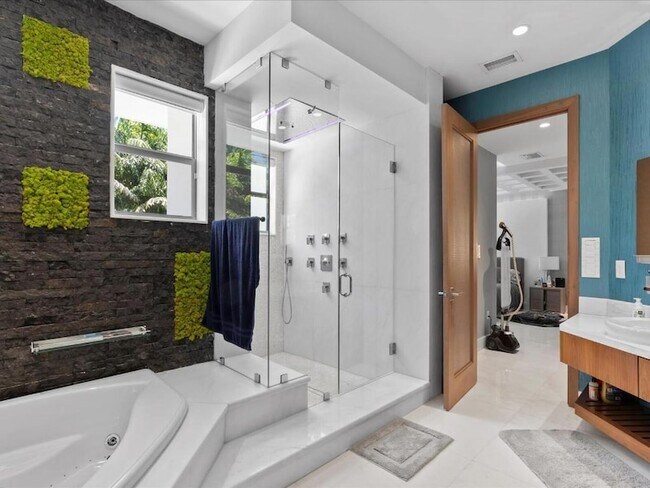 Building Photo - 3917 S Le Jeune Rd