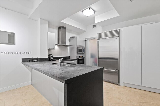 Building Photo - 18201 Collins Ave
