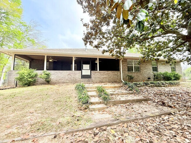 Building Photo - Custom-Built 3-Bedroom Home