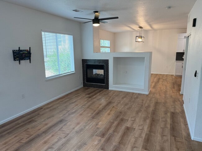Building Photo - GEORGEOUS 2 bedroom townhome!
