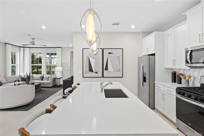 Building Photo - 823 SW Pr Ave