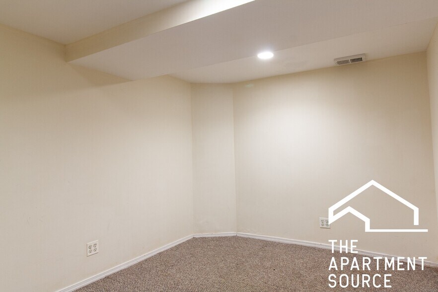 Building Photo - 826 W Dakin St