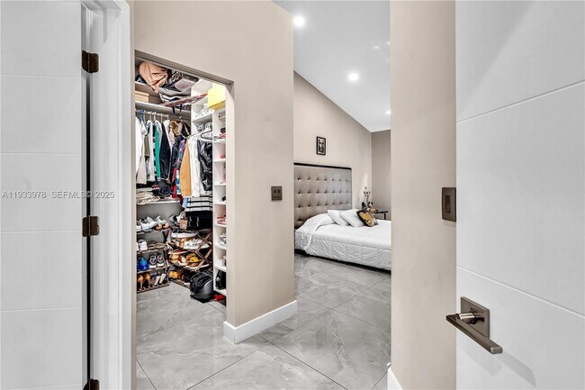 Building Photo - 8520 Vía Romana