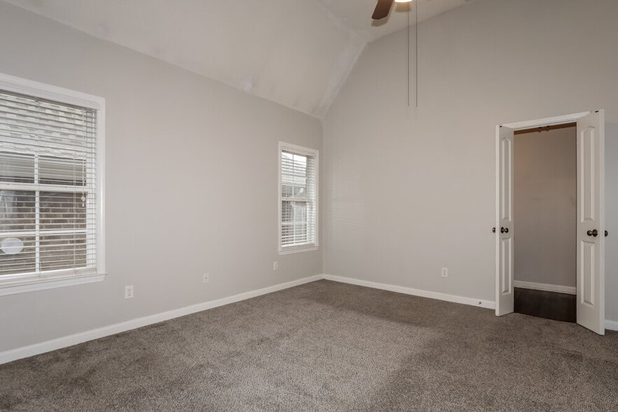 Building Photo - 10215 Morning Hill Dr