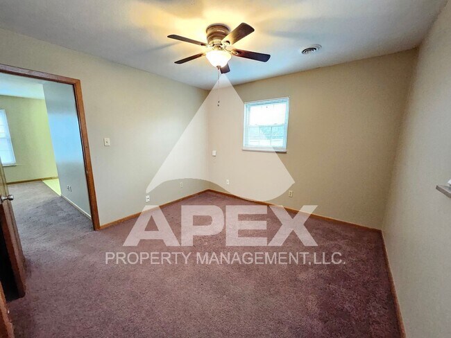 Building Photo - Spacious Top Floor 1 Bd - 1Ba Apartment in Fountain City!