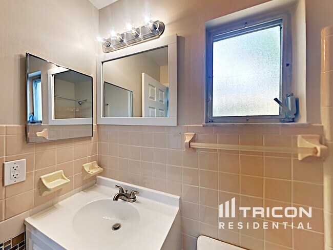 Building Photo - 227 Lochmond Dr
