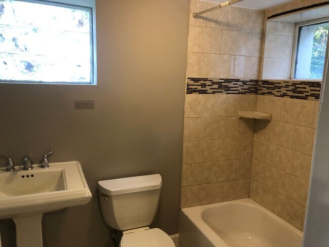 Building Photo - 3 Bedroom 2 Bathroom recently renovated townhouse in Baltimore