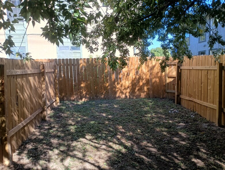 Building Photo - Room in Apartment on Starcrest Dr