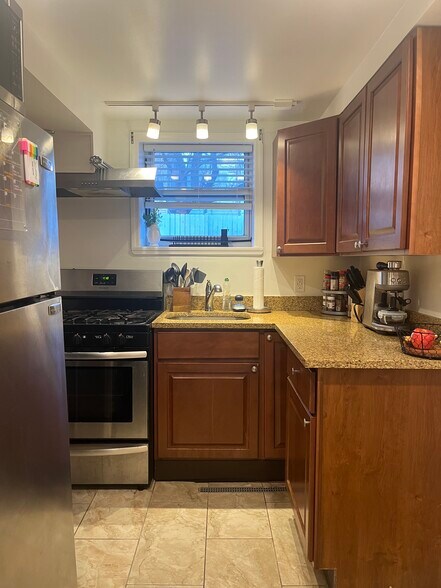 Building Photo - 128 Poplar St