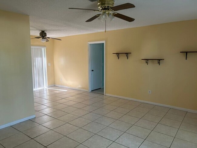 Building Photo - 3/2 available now! Welcome home!