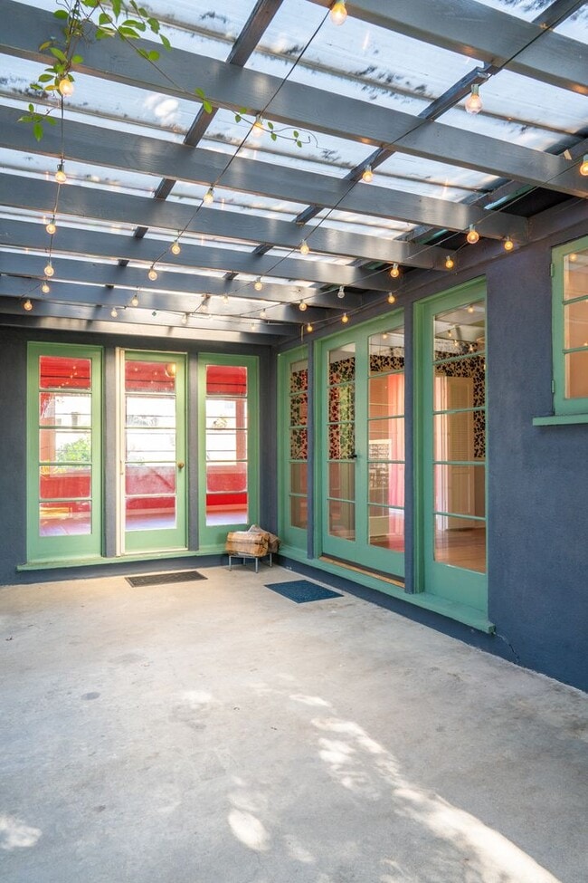 Building Photo - Vibrant 2b2b Franklin Hills / Los Feliz Home - Private Yard - Central HVAC