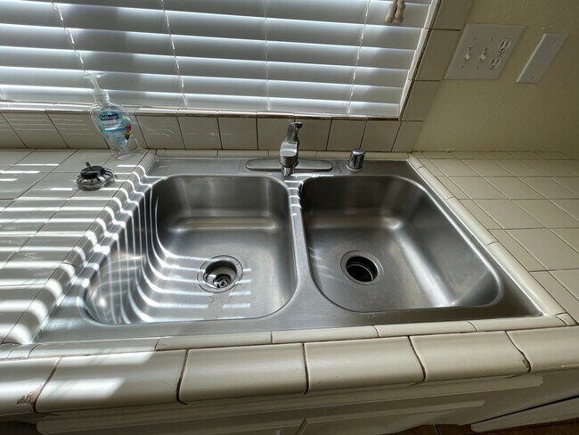 Building Photo - Hesperia-Refurbished- 3 Bedrooms, 2 Bathrooms + Den or Office, Large Property