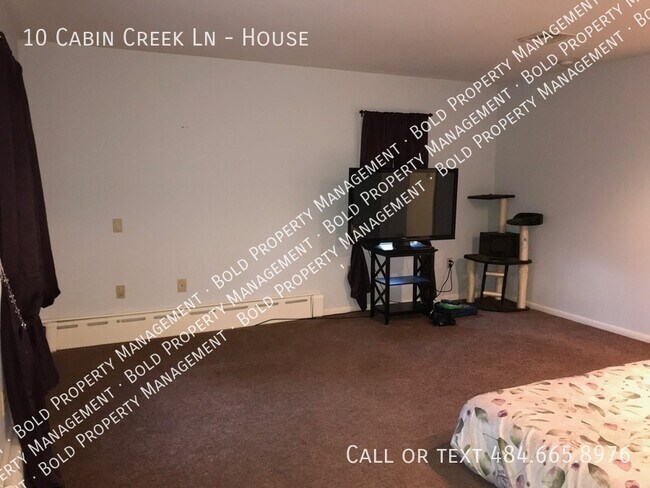 Building Photo - 10 Cabin Creek Ln