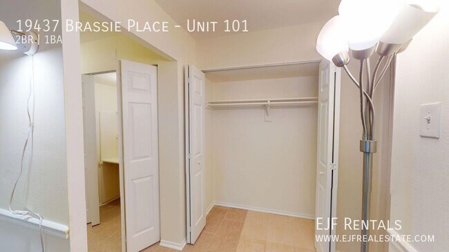 Building Photo - 19437 Brassie Pl