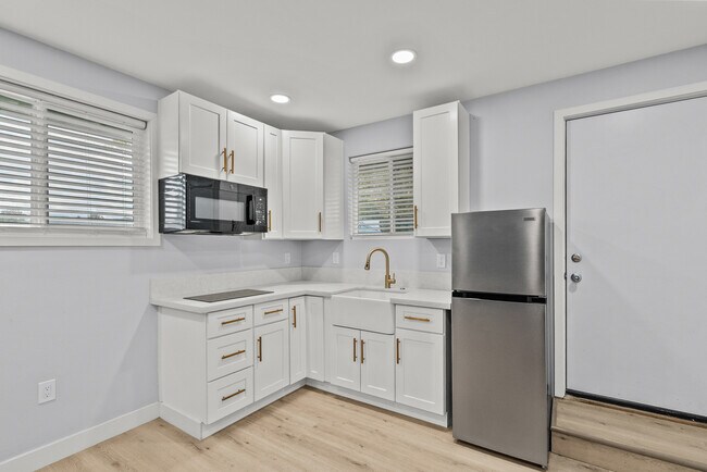 Building Photo - 10144 Gaviota Ave