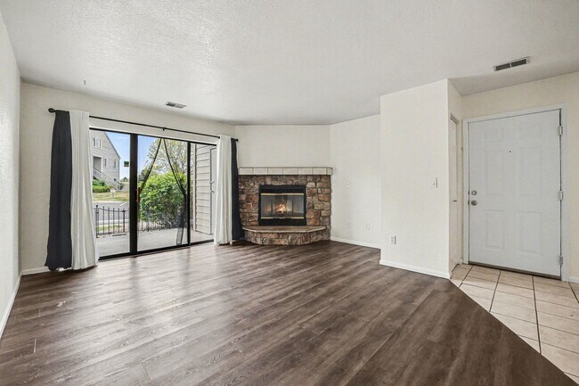 Building Photo - Updated 2 Bedroom 2 Bathroom Condo in Lakewood!