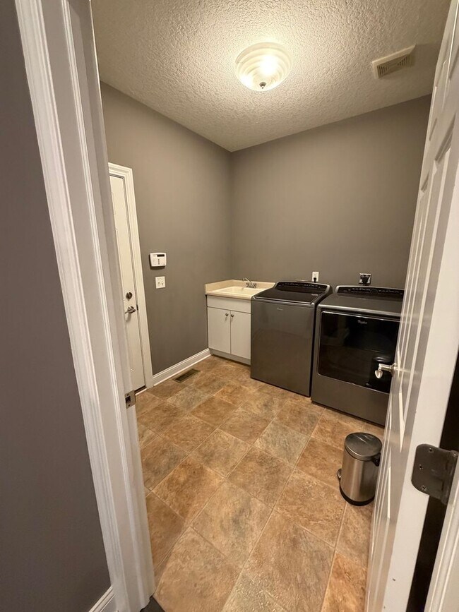 Building Photo - COMMINNG SOON - 4 BED 3 1/2 BATH HOUSE