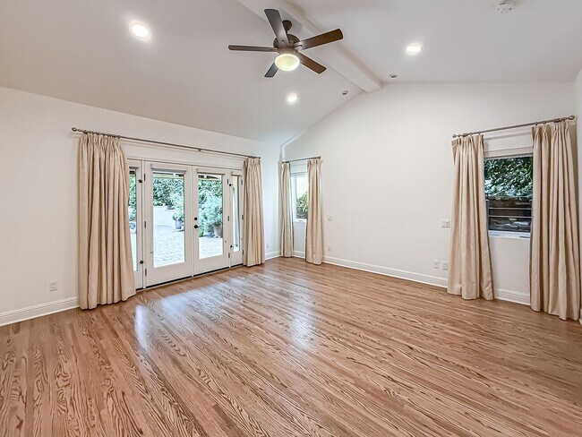 Building Photo - Upgraded Sherman Oaks 4+4 home - Ready for Move In!