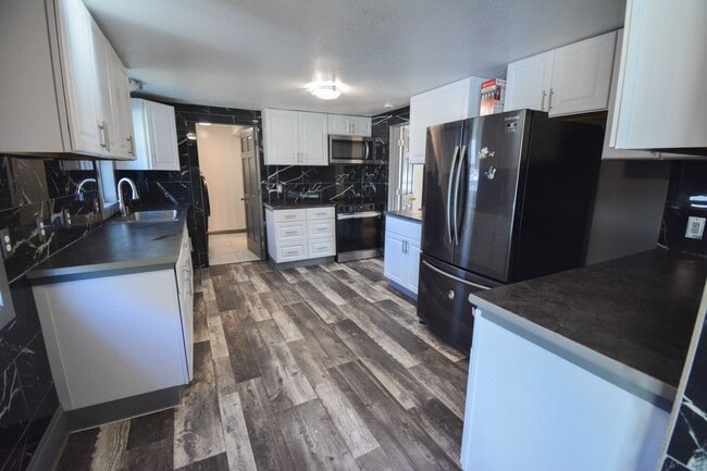 Building Photo - Spacious 5 Bed House with Custom Features Available For Rent!