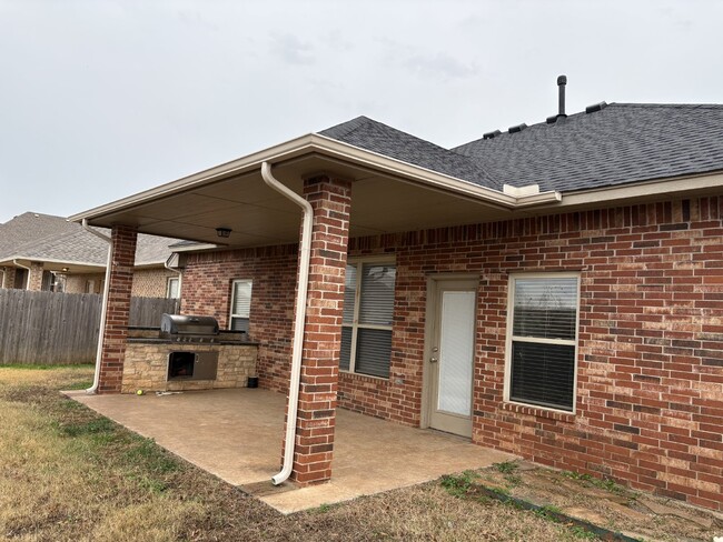 Building Photo - Three bedroom home in Edmond!