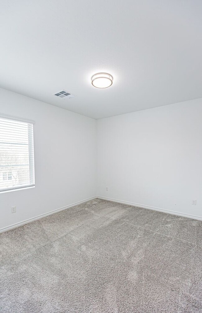 Building Photo - Beautiful 2 story Home