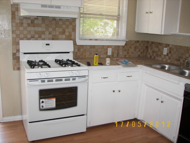 Building Photo - 2 Bed Plus - dishwasher, w/d, stove, refri...