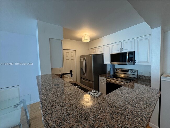 Building Photo - 1155 Brickell Bay Dr