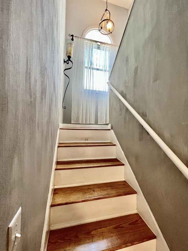 Building Photo - 229 Palisades Dr