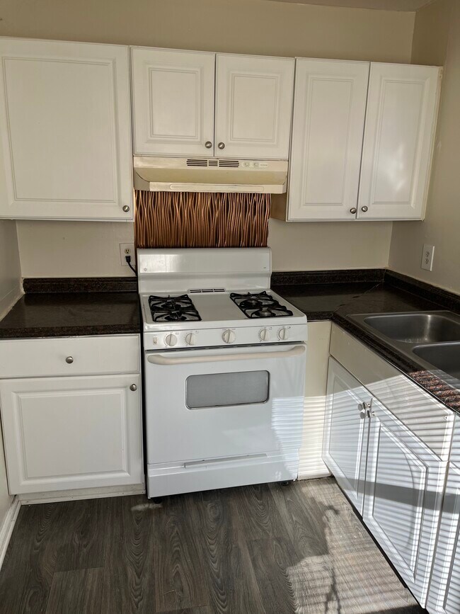 Building Photo - 319 Britton St