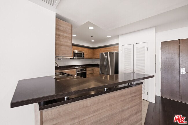 Building Photo - 3785 Wilshire Blvd