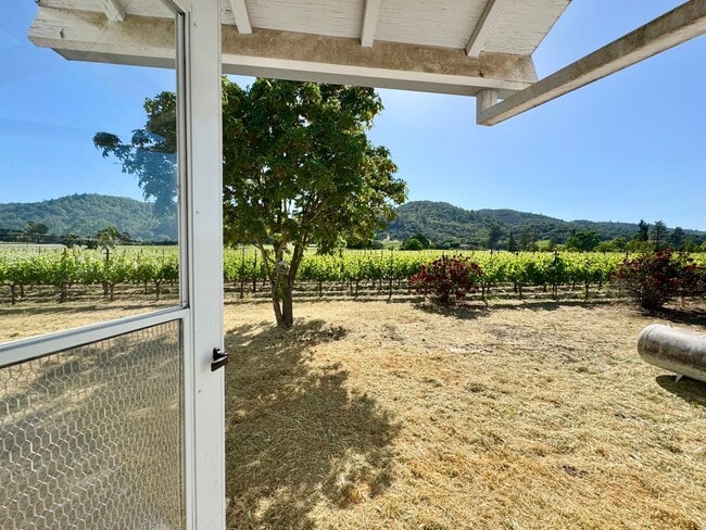 Building Photo - Rare, 2 Bedroom, 1 Bathroom Vineyard Cottage