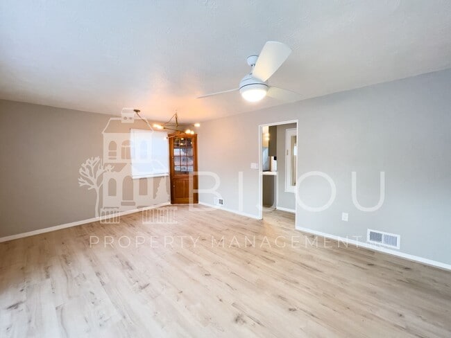 Building Photo - Located Close to Memorial Park!