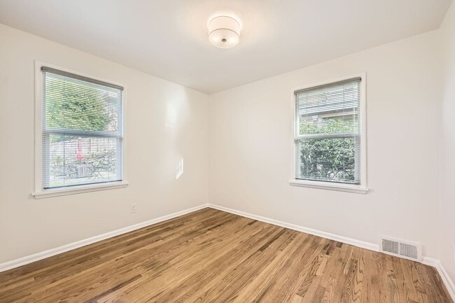 Building Photo - Updated 2bed/1bath Home with Attached Garage in Fremont!!