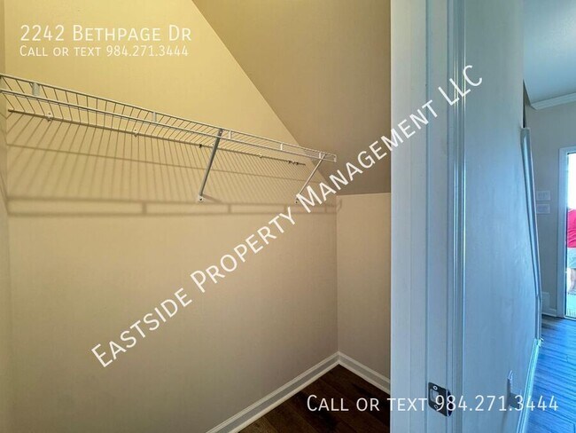Building Photo - 2242 Bethpage Dr