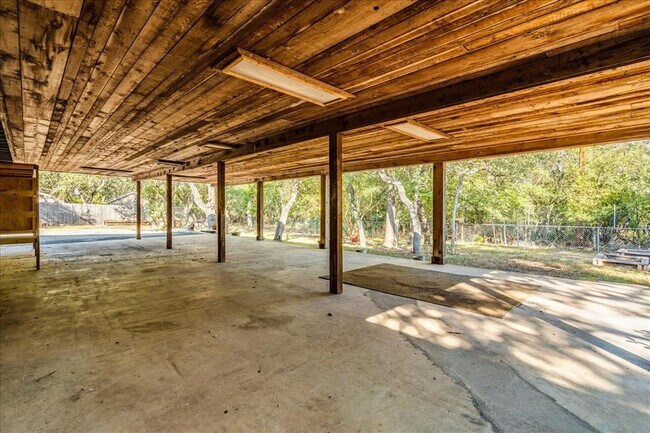 Building Photo - 904 Willow Creek Cir