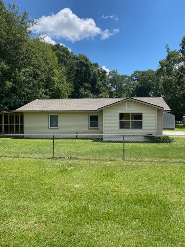 Building Photo - Quiet Living and close to the Back Gate