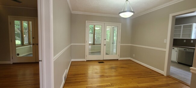 Building Photo - 3 bed 1.5 bath Ranch home in great Atlanta...