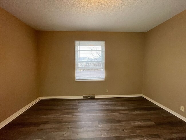 Building Photo - Spacious Ground Floor 2 Bed with Screened Porch!