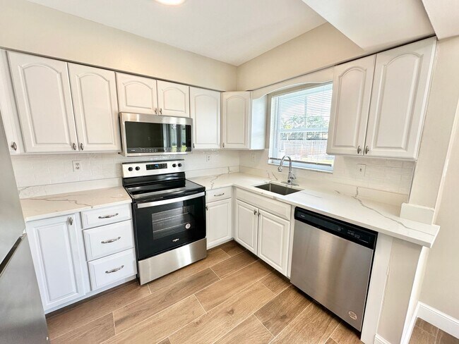 Building Photo - ** CENTRAL NAPLES **4 BED / 2 BATH ** POOL...