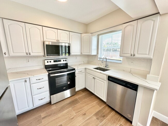 Building Photo - ** CENTRAL NAPLES **4 BED / 2 BATH ** POOL**PETS OK**ANNUAL RENTAL**