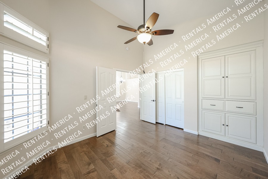 Building Photo - 1635 W Wisteria Dr
