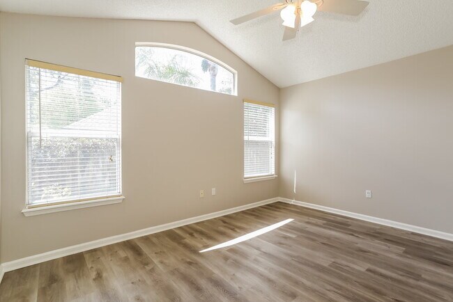 Building Photo - 265 Maplewood Dr