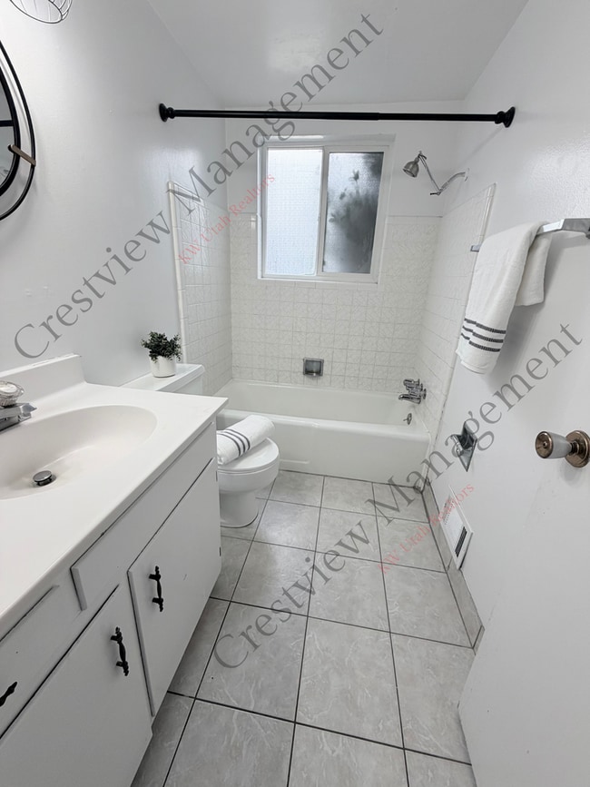 Building Photo - 549 Stringham Ave